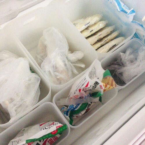 冷蔵庫内の無印良品のポリプッロピレンボックスと粉もの保存容器
