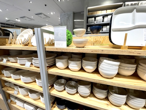 開店直後のStandard Products新宿店で売られている白磁食器