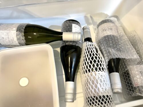 冷蔵庫内で占拠しているワイン群。